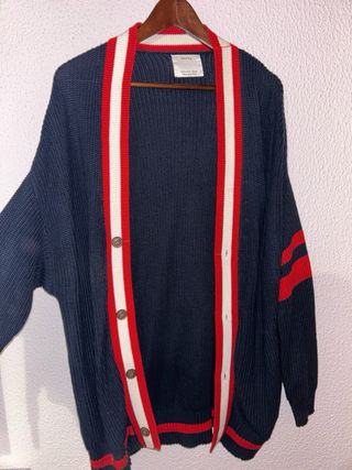 Cárdigan Bershka azul y rojo