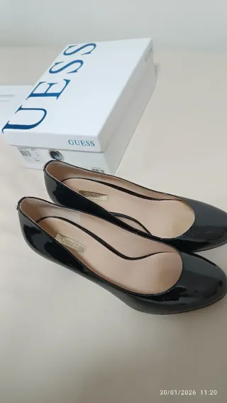 Zapatos de tacón Guess charol negros talla 39.