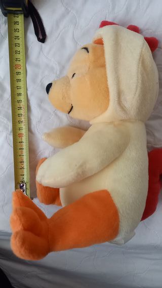 Peluche Winnie the Pooh vestito da gallina