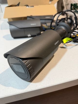 2 Cámaras interiores y 2 exteriores + grabador