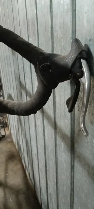 Bicicleta de carretera amarilla