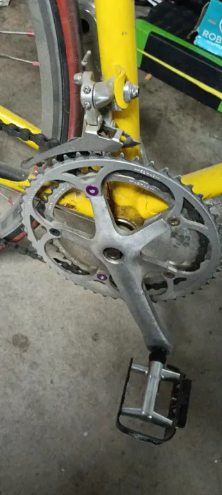 Bicicleta de carretera amarilla