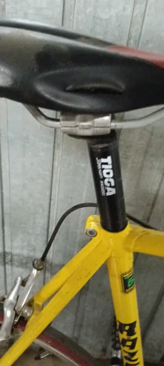 Bicicleta de carretera amarilla