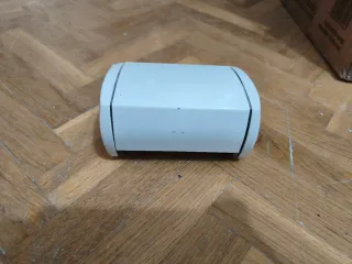 Sujeta rollo papel higiénico blanco