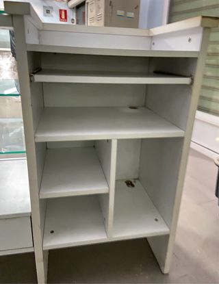 Mostrador de cristal y madera