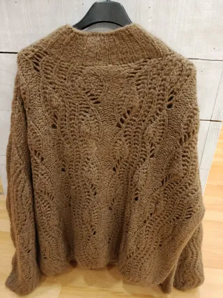 Jersey de punto marrón con calados