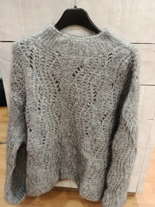 Jersey de punto marrón con calados