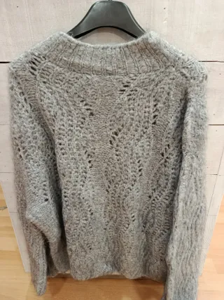 Jersey de punto marrón con calados