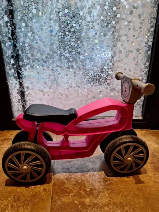 Moto de juguete rosa para niños