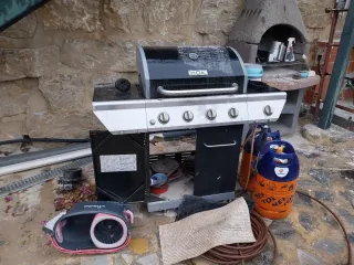 Barbacoa de gas negra y plata