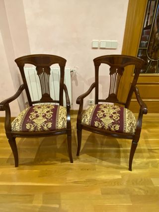 Conjunto de Sillas Clásicas de Madera y Tapizadas.