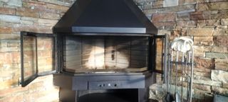 Chimenea esquinera de leña. Marca Roncal.