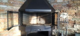 Chimenea esquinera de leña. Marca Roncal.