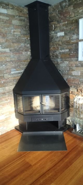 Chimenea esquinera de leña. Marca Roncal.