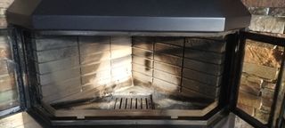 Chimenea esquinera de leña. Marca Roncal.