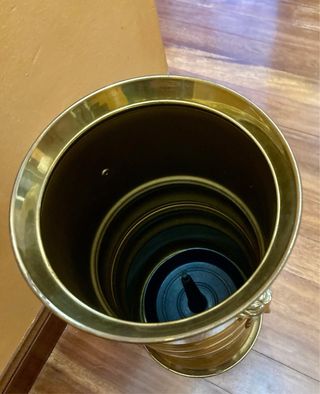 Paragüero clásico de metal dorado, como nuevo.