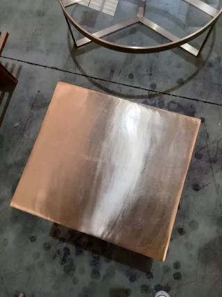 Mesa auxiliar cuadrada dorada