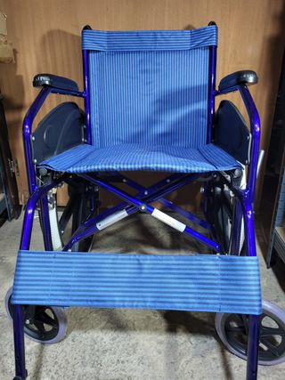 Silla de ruedas plegable azul