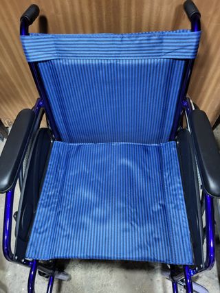 Silla de ruedas plegable azul