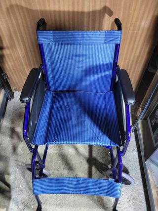 Silla de ruedas plegable azul