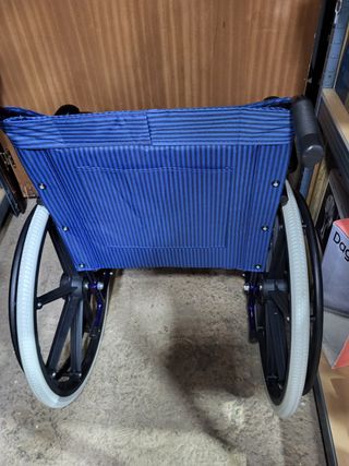 Silla de ruedas plegable azul