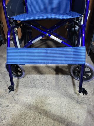 Silla de ruedas plegable azul