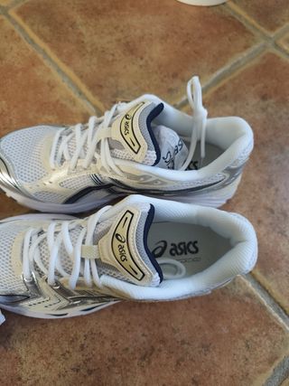 Zapatillas Asics Gel Blancas y Plateadas