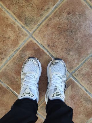 Zapatillas Asics Gel Blancas y Plateadas