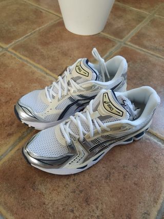 Zapatillas Asics Gel Blancas y Plateadas