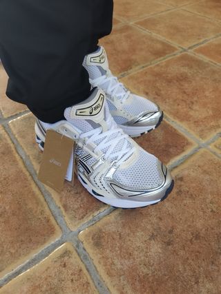 Zapatillas Asics Gel Blancas y Plateadas