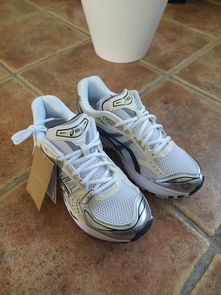 Zapatillas Asics Gel Blancas y Plateadas