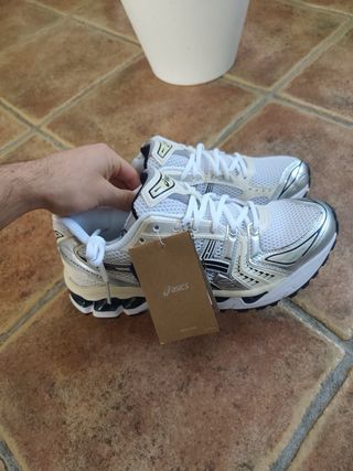 Zapatillas Asics Gel Blancas y Plateadas