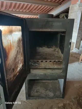 Estufa de leña metálica