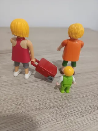 Playmobil familia con maleta