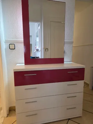 Cómoda con espejo rosa y blanca