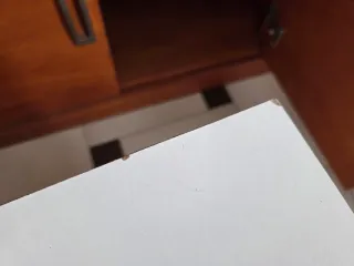 Cómoda con espejo rosa y blanca