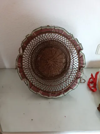 Cesta antigua de mimbre y tela