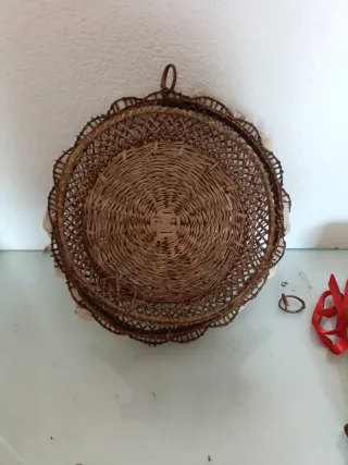 Cesta antigua de mimbre y tela