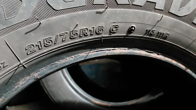 Neumático 215/75/16