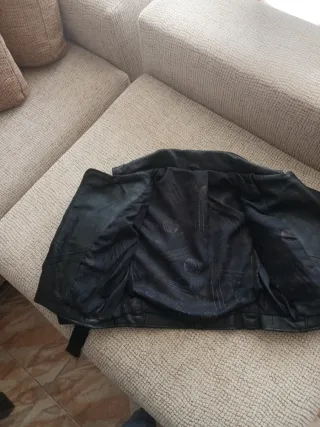 Cazadora corta piel negra