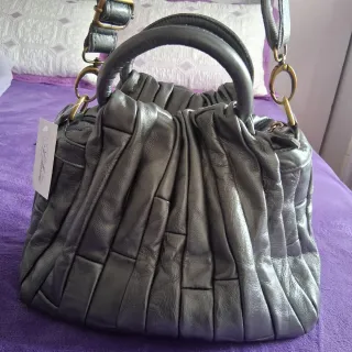 Bolso gris plateado nuevo.