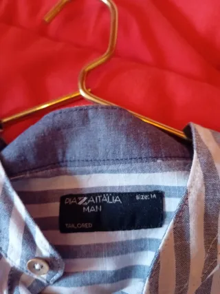Camisa de rayas azules y blancas