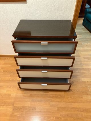 Cajonera de madera y cristal