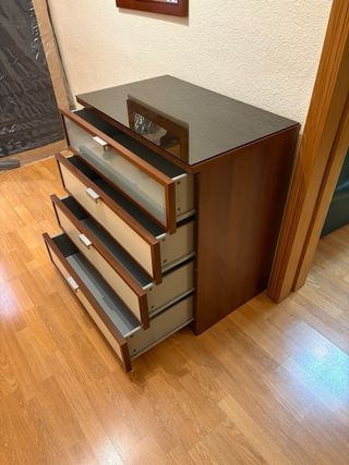 Cajonera de madera y cristal