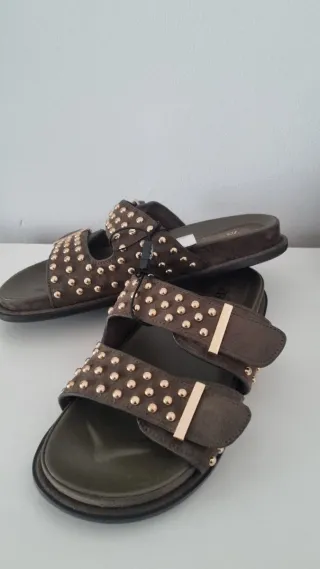 Sandalias Marrones con Hebillas y Tachas Doradas