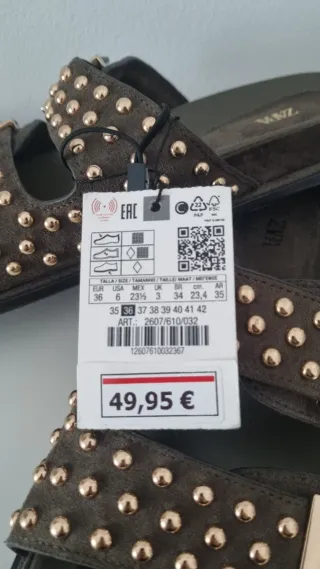 Sandalias Marrones con Hebillas y Tachas Doradas