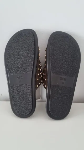 Sandalias Marrones con Hebillas y Tachas Doradas