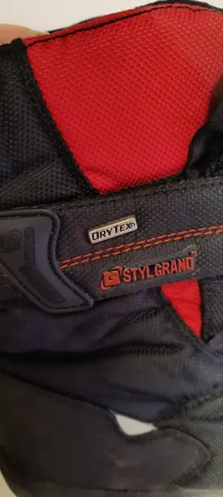 Botas de nieve infantiles negras y rojas