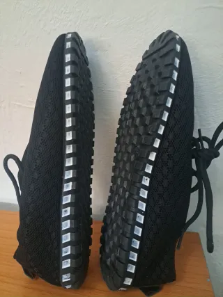 Zapatillas negras con detalle rojo