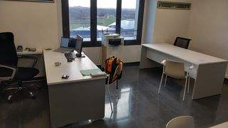 Mobiliario de oficina: mesas, sillas y armarios